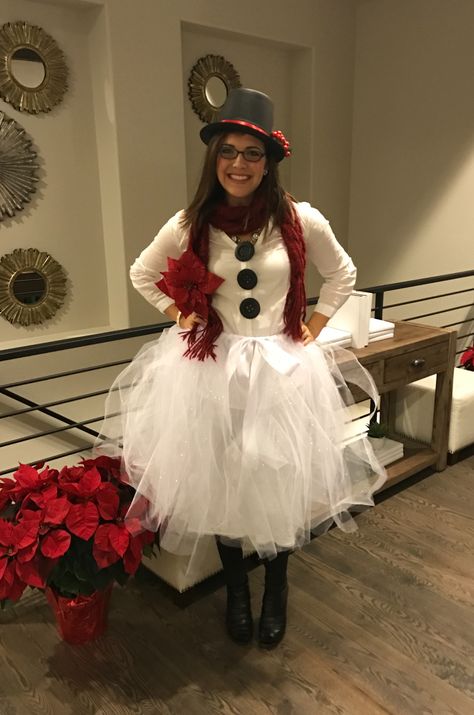 Christmas costume party. Homemade Snowman...or snow-woman Diy Elf Costume, Homemade Snowman, Christmas Character Costumes, Christmas Costume Party, Costume Homemade, Karneval Diy, Christmas Costumes Women, Christmas Tree Costume, Christmas Party Costume