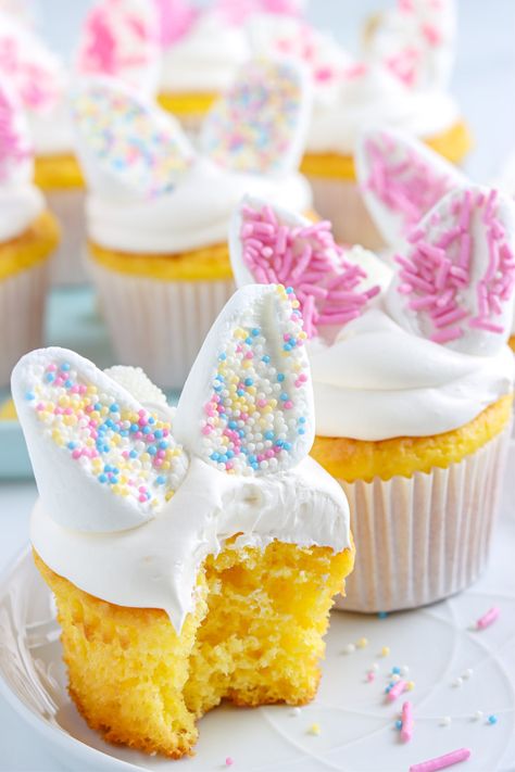 These Easter Bunny Cupcakes are just the cute treat the kids will love both making and eating for Easter. These cupcakes will turn heads and wake up taste buds with their smooth lemon flavor. Easter Cupcakes Decoration, Easter Cake Designs, Easter Desserts Cake, Bunny Desserts, Easter Cupcakes Easy, Easter Deserts, Tårta Design, Easy Easter Treats, Easter Bunny Cupcakes