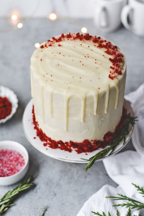 Red Velvet Cake Topping Ideas, Simple Red Velvet Cake Designs, Christmas Fingerfood, Red Velvet Cake Decoration, Best Birthday Cake Designs, Cake With Fresh Berries, Red Velvet Birthday Cake, Christmas Red Velvet, Eid Cake