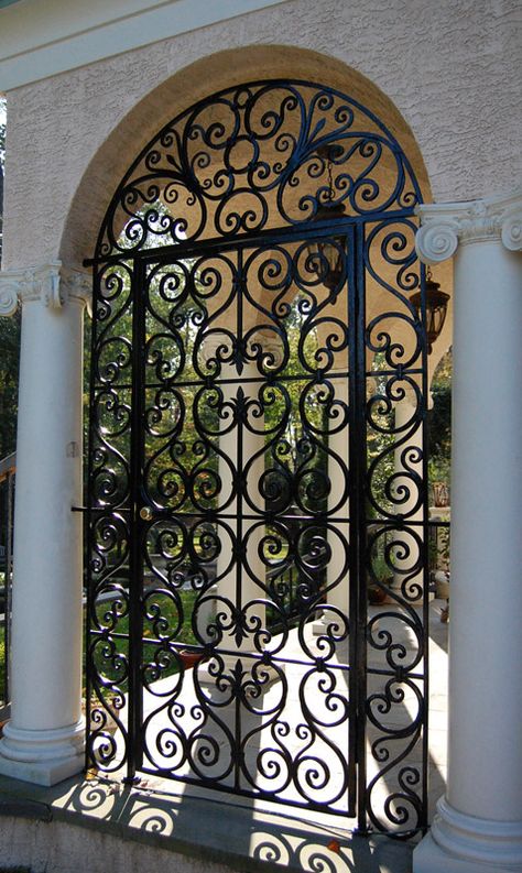 Porte In Ferro, Iron Garden Gates, Hacienda Style Homes, Iron Door Design, Wrought Iron Decor, Iron Gate Design, Door Gate Design, Wrought Iron Doors, House Gate Design