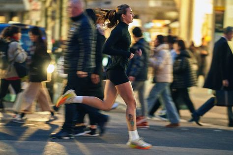 Leo Cackett | @isa.yasmijn running on Oxford street | Instagram Running Motivation Aesthetic, Running Nyc, Running Vibes, Jogging Aesthetic, Run Motivation, Running Inspo, Workout Athlete, City Running, Running Aesthetic