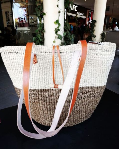 Fancy tote bag for weekend brunch date. #african #etsy #sisal #kiondo #shoulderbag #bag #giftyourselfke #kenya Sisal Bags, Tote Bags Sewing, Brunch Date, Weekend Brunch, Birthday Wishlist, Everyday Bag, Sewing Bag, Traditional Wedding, Kenya