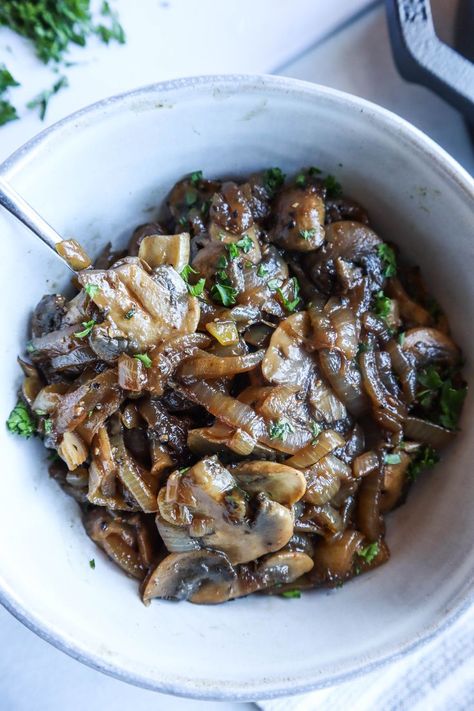 bowl with caramelized onion and mushrooms topped with parsley Best Caramelized Onions, Carmelized Onions And Mushrooms, Dr Food, Caramelized Onions And Mushrooms, Carmelized Onions, Steak And Mushrooms, Mushroom And Onions, Caramelized Onion, Juicy Steak