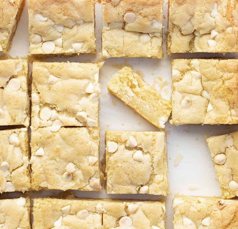 White Chocolate Blondies 9x13 Brownie Recipe, Dessert Blondies, White Chocolate Brownies Recipe, Butter Cake Bars, Healthy Food Recipe, Oatmeal Chocolate Chip Bars, White Brownies, Chocolate Blondies, Baked Food