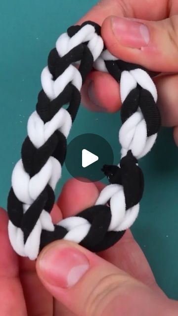 Hair Tie Bracelet Diy, How To Make A Thread Bracelet, How To Tie A Bracelet, Loom Bracelets Ideas, Hair Tie Braid, How To Make A Bracelet, Ribbon Bracelet Tutorial, Elastic Hair Ties Diy, Bracelet Drawing