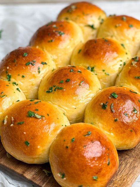 Easy Garlic Butter Dinner Rolls Soft Butter Rolls Recipe, Homemade Garlic Dinner Rolls, Dinner Bread Rolls, Easy Recipes Savory, Best Thanksgiving Rolls Recipes, Easy Garlic Rolls Recipe, Fast Bread Rolls, Sweet Garlic Bread, Copycat Dinner Rolls