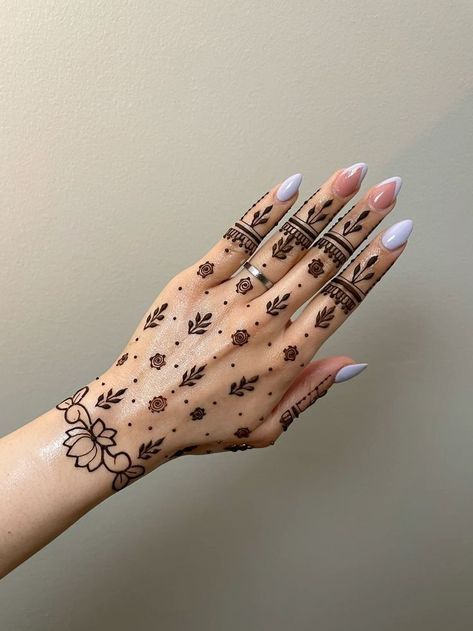 Simple Henna Designs Hand, Short Mehndi Design, Inai Pengantin, Front Mehndi Design, Palm Mehndi Design, Henna Designs Wrist, Cute Henna, Tato Henna, Henna Tattoo Designs Hand