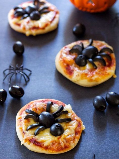 RECETAS DE MIEDO PARA HALLOWEEN Dulces y saladas. Platos que dan miedo (de lo ricos que están) para la noche del terror. #receta #comida #halloween #ideas #tips Savory Halloween Food, Läskig Halloween, Snacks Halloween, Decoracion Halloween, Halloween Lunch Box, Halloween Appetizers Easy, Recetas Halloween, Creepy Halloween Food, Spooky Halloween Food