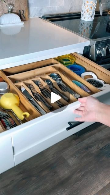 Kellie Atkinson on Instagram: "Kitchen cabinet & drawer organization 😌 #asmr #organized #organization #organizedhome #organizedkitchen #kitchenorganization #kitchencabinets #cabinetorganization" Diy Kitchen Cabinets Organization, Draw Organization Kitchen, How To Organise Kitchen Drawers, Drawers In Kitchen Cabinets, Kitchen Spoons Storage Ideas, Organizing Kitchen Drawers Ideas, Kitchen Draw Organization Ideas, Kitchen Knife Organization, Kitchen Organisation Ideas