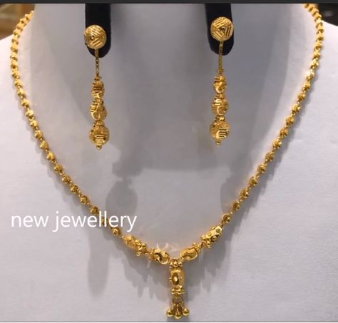 Light weight gold necklace sets – Simple Craft Ideas Light Weight Gold Necklace, Gold Necklace Sets, Baby Jewellery, Black Beats, Simple Craft Ideas, Temple Jewellery Earrings, Gold Jewels Design, Black Beads Mangalsutra Design, Gold Jewelry Simple Necklace