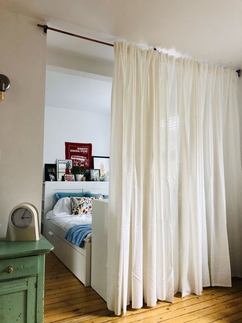 Room Divider Ideas Bedroom, Bedroom Divider, Apartment Curtains, Curtain Room Divider, Studio Apartment Living, Living Room Divider, Studio Apartment Divider, Diy Room Divider, Deco Studio