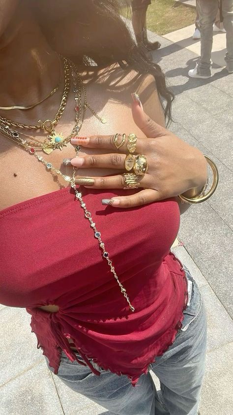 Hispanic Jewelry, Maximalist Jewelry, Xoxo Jewelry, Dope Jewelry Accessories, Earthy Outfits, Jewelry Accessories Ideas, Dope Jewelry, Chunky Jewelry, Looks Street Style