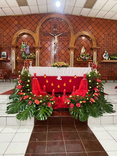 Altar Decorations Church, Pentecost Craft, Palm Sunday Decorations, Home Altar Catholic, Christian Christmas Decorations, Wedding Church Decor, Contemporary Flower Arrangements, Church Christmas Decorations, Church Altar Decorations