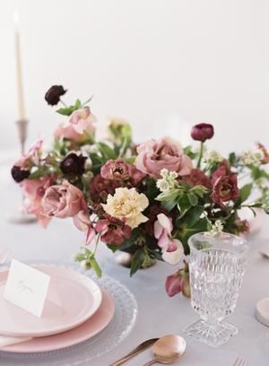 The Most Effortlessly Beautiful Spring Wedding Inspiration #weddingcenterpieces #blushandburgundyweddingcenterpiece #fineartwedding Wedding Table Pink, Wedding Table Designs, Mauve Wedding, Unique Wedding Flowers, Wedding Floral Centerpieces, Spring Wedding Inspiration, Fall Wedding Flowers, Wedding Table Settings, Wedding Flower Arrangements