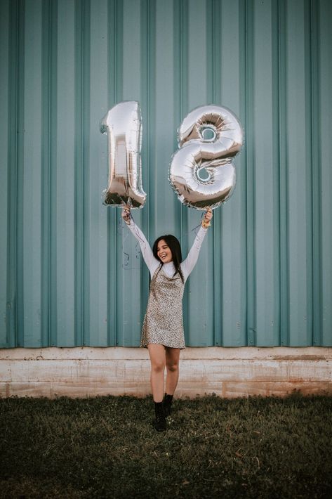 18th Birthday Photoshoot, Debut Photoshoot, Creative Party Ideas, Photo Polaroid, 21st Birthday Photoshoot, Cute Birthday Pictures, Birthday Shoot, Shotting Photo, Birthday Photography