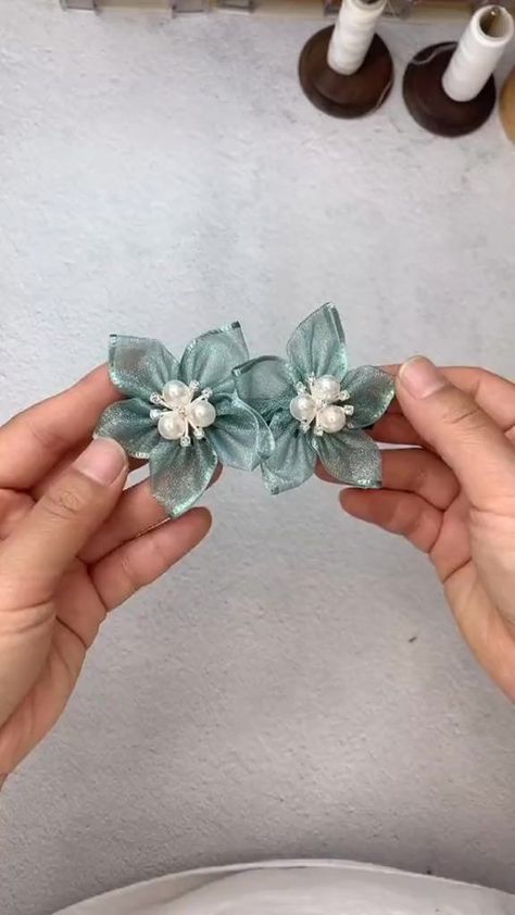 Ribbon Flowers Diy, Diy Hair Accessories Ribbon, Diy Flores, Making Fabric Flowers, Ribbon Crafts Diy, Bows Diy Ribbon, Fabric Flower Tutorial, Handmade Flowers Fabric, Handmade Embroidery Designs