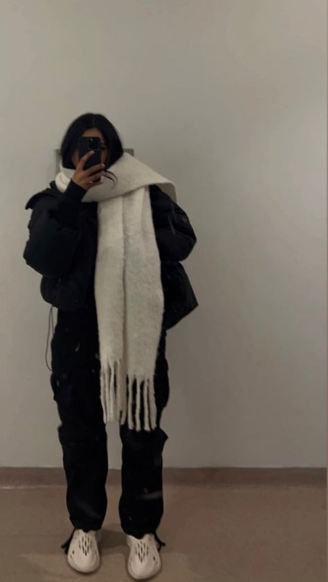 puffer jacket, black cargos, white big scarf, foam runners, yeezys, cozy, winter outfit Oversized Scarf Outfit, Puffer Jacket Outfit Women, White Scarf Outfit, Big Scarf Outfit, Outfits With Scarf, Stylizacje Kylie Jenner, Outfit Nero, Scarf Outfit Winter, Puffer Outfit