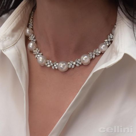 155 Likes, 8 Comments - Cellini Jewelers NYC (@cellini_jewelers) on Instagram: “Wednesday Night Whites 💎💎💎 #WhiteOut #SexyNeck #HappyHumpDay #PearlNecklace #DiamondNecklace…” Classy Jewellery, Pearl Necklace Designs, Diamond Necklace Designs, Pearl And Diamond Necklace, Diamond Pendants, Flower Style, Diamond Jewelry Designs, Saree Trends, Yoko London