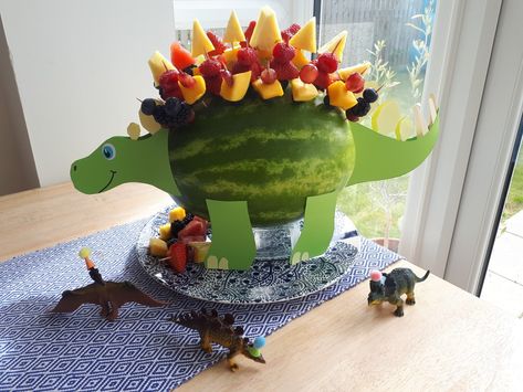 Dinosaur Birthday Party Ideas Decoration, T Rex Ranch Birthday, Dinosaur One Year Birthday, Jurassic Park Food, Dinosaur Fruit, Fruit Kebab, Dinosaur Birthday Party Food, Cake Presentation, Jurassic Park Birthday Party