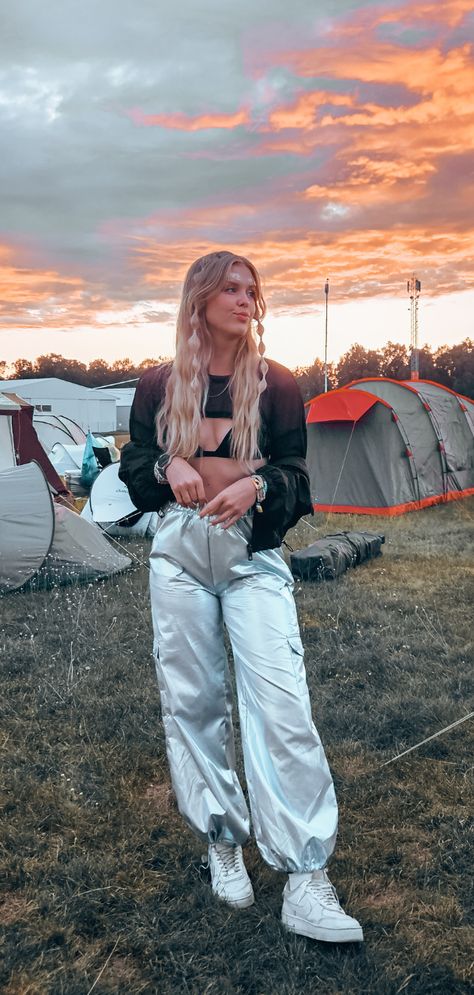 Festival Sporty Outfit, Reflective Outfit Festival, Moon River Festival Outfits, Street Wear Festival Outfit, Simple Rave Outfits Casual, Rave Winter Outfits, Rave Outfits Cold Weather, Warm Rave Outfits Winter, Techno Style Outfit