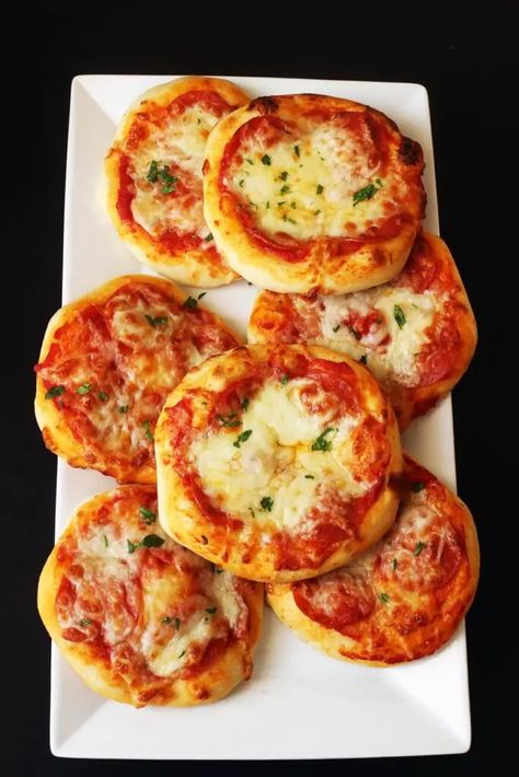 Easy Mini Pizza Recipe, Mini Pizza Recipes, Small Pizza, Pizza Dinner, Tandoori Masala, Mini Pizzas, Easy Pizza, Mini Pizza, Pizza Night