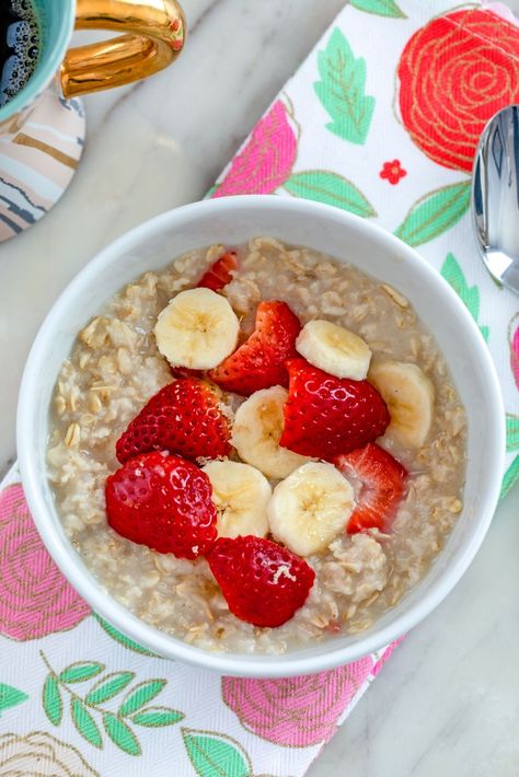 Strawberry Banana Oatmeal, Banana Oatmeal Recipe, Oatmeal With Fruit, Strawberry Oatmeal, Easy Oatmeal, Healthy Food Dishes, Banana Oatmeal, Snacks Saludables, Healthy Food Motivation