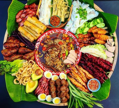 Hmong Charcuterie Board, Papaya Salad Platter, Thai Food Platter, Filipino Dinner Party, Asian Board Food, Asian Food Board, Asian Food Platter, Filipino Charcuterie Board, Chinese Food Platter