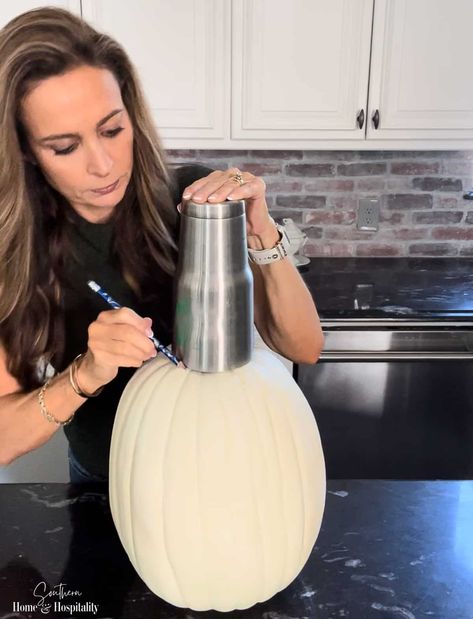 Looking for a fun alternative to a boring vase for your fall flower arrangements? Make this super easy DIY pumpkin vase to elevate your autumn table in five minutes! Pumpkin As A Vase, Alternative Flower Arrangements, Pumpkin Flower Vase Diy, Real Pumpkin Centerpieces, Pumpkin Vase Diy, Diy Pumpkin Centerpieces Fall, Pumpkin Flower Vase, Fall Vases Decorations, Pumpkin Vase With Flowers