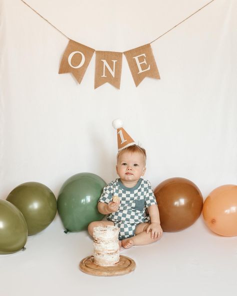 Smash Cake Session, Simple First Birthday, Baby Birthday Photoshoot, Crafts For Preschoolers, Baby Birthday Decorations, Boys 1st Birthday Party Ideas, 1st Birthday Pictures, 1st Birthday Photoshoot, First Birthday Pictures