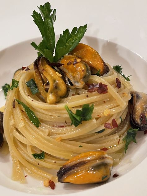 Linguine/Spaghetti with mussels white sauce "Linguine e Cozze". Quick Italian Dinner, Pasta Recipes Linguine, Mussels Recipe Pasta, Mussels Pasta, Easy Italian Recipes, Italian Entrees, Linguine Recipes, Mussels Recipe, Italian Recipes Easy