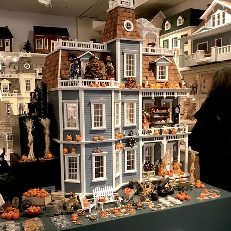 Doll House Halloween Ideas, Black Doll House, Doll House Makeover Halloween, Fall Dollhouse, Goth Doll House, Doll House To Haunted House, Haunted Dollhouse Diy Ideas, Halloween Bedroom Decor, Haunted House Diy