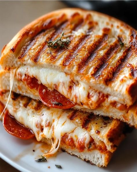 Enjoy this Crispy Pepperoni Pizza Panini with gooey mozzarella—quick, cheesy, and perfect for a satisfying meal in under 15 minutes. Dinners With Pepperoni, Pizza Panini Sandwiches, Best Panini Sandwiches, Yummy Cheesy Food, Pepperoni Panini, Panini Pizza, Panini Ideas, Cheesy Foods, Crispy Pepperoni