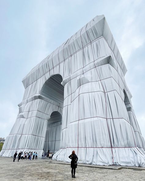 Christo & Jeanne-Claude; 'L'Arc de Triomphe, Wrapped' 2021 Christo And Jeanne Claude Wrapped, Cristo And Jean Claude, Jean Claude And Christo, Christo And Jeanne Claude, Jeanne Claude, Fabric Installation, Art Time, Paris Art, Lost Art