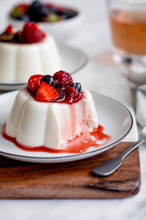 Homemade Vanilla Panna Cotta on a plate Vanilla Panna Cotta, Panna Cotta Recipe, Dessert Aux Fruits, Cold Desserts, Italian Desserts, Great Desserts, Puddings, Easy Desserts, Cake Desserts