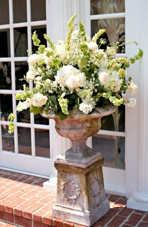 Urn Wedding Ceremony Flower Arrangements, Altar Arrangements, Pew Flowers, Urn Arrangements, Church Altar, Garden Urns, Summer Wedding Outdoor, Arrangement Ideas, Church Flowers