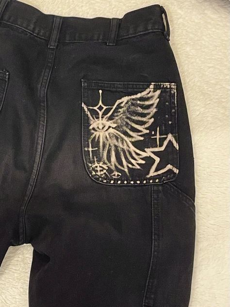 Cool Pants Design Drawing, Things To Bleach On Jeans, Bleach Design Shirt Diy, Diy Jean Shorts Paint, Black Pants Design Paint, Converse Bleach Design, Black Sweater Bleach Design, Bleach On Black Jeans, Bleaching Designs On Jeans