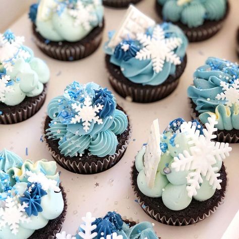 Frozen Birthday Cupcakes, Fondant Snowflakes, Frozen Birthday Party Food, Cupcakes Frozen, Snowflake Cupcakes, Frozen Party Food, Birthday Party Food Ideas, Frozen Birthday Party Cake, Winter Cupcakes