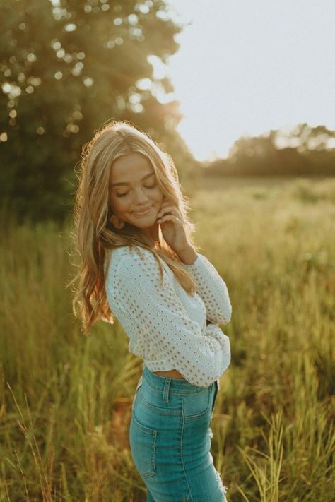 Flare Jeans Senior Pictures, Standing Senior Picture Poses, Photo Prompts For Seniors, Senior Field Pictures, Outdoor Photoshoot Poses For Women, Solo Picture Ideas, Cute Senior Pictures, Senior Photoshoot Poses, Grad Pictures