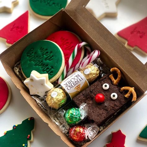 Dessert Box Christmas, Christmas Sweet Treat Boxes, Christmas Diy Hampers, Christmas Cupcake Gift Box Ideas, Xmas Treat Boxes, Christmas Pastry Box Ideas, Christmas Packages Ideas, Christmas Cake Box Ideas, Holiday Box Ideas