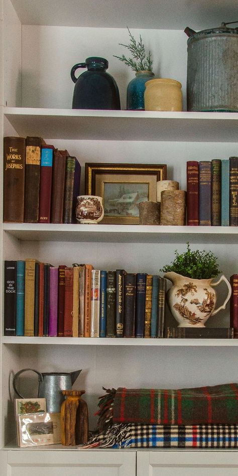 Cottage Bookshelf Decor, Bedroom Bookshelves Decor, Aesthetic Bookshelves Vintage, How To Style A Vintage Bookshelf, Old Bookshelves Aesthetic, English Cottage Bookcase, Styled Bookshelves With Books, Cottagecore Bookshelf Aesthetic, Style Bookshelf With Books