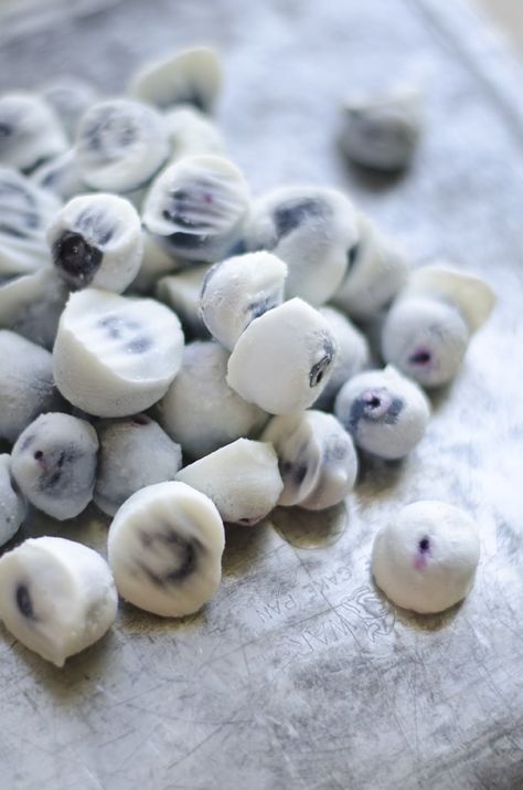 Blueberry Bites Recipe, Vegan Healthy Snacks, Yogurt Covered Blueberries, Blueberry Bites, Frozen Yogurt Blueberries, Healthy Party Snacks, Soy Yogurt, Healthy Savory Snacks, Healthy Summer Snacks