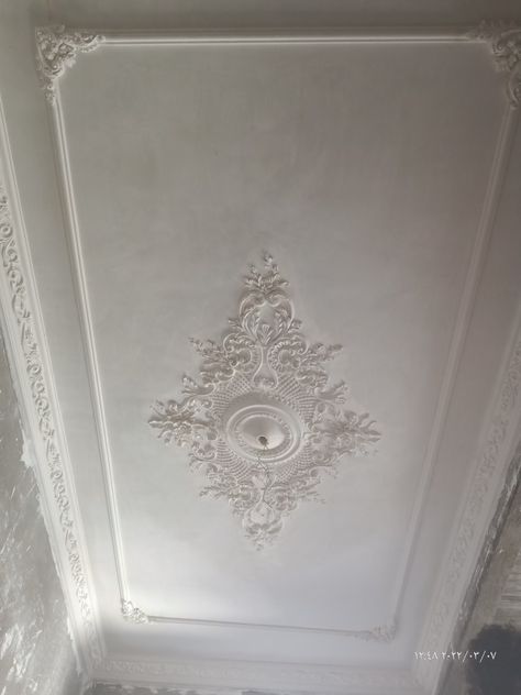 Picture Frame Ceiling, Putti Design For Wall, Italian Ceiling Design, White Ceiling Design, Ceiling Design Modern Simple, Ceiling Corner Design, Ceiling Molding Design, Bedroom False Ceiling Design Modern, Ceiling Millwork