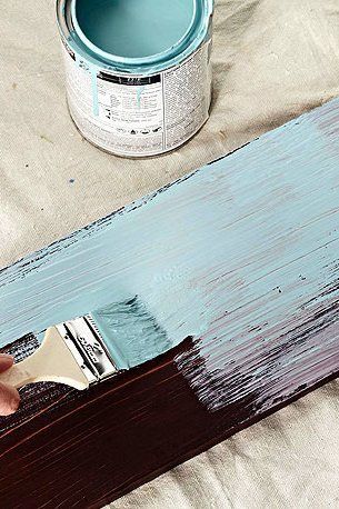 Distress Furniture, Distressing Painted Wood, Distressed Wood Furniture, Painting Wood Furniture, Furniture Wood, Diy Holz, Furniture Paint, Hur Man Målar, Distressed Furniture