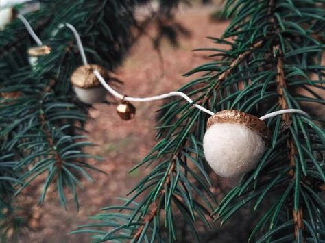 Natural garland with golden cap acorn and white wool felt and bells. Scandinavian and minimalist decoration. Perfect garland that adds a touch of sweetness. The perfect winter/Christmas/party decoration for your home or lovely gift for a friend.  We create every single wool acorn by hand using Nature Christmas Decor, Garland With Bells, Felt Acorns, Natural Garland, Felt Garlands, Nature Christmas, Acorn Caps, Felt Wool Ball, Acorn Decorations