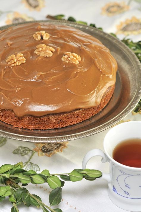 Carmel Icing Recipe Brown Sugar, Easy Caramel Icing, Homemade Caramel Cake, Caramel Cake Icing, Baked Trout, Easy Icing, Caramel Cake Recipe, Chicory Recipe, Icing Recipes