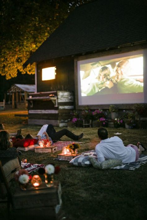 If you're looking for a fun summer activity, we're showing you how to throw an outdoor movie party! If you don't have a barn to build a screen on, it's easy to hang a tight white sheet or invest in an Outdoor Movie Screen and projector set. Trust me, after watching a movie outdoors, you'll never want to watch one inside again! || JennyCookies.com Backyard Movie Night Aesthetic, Bonfire And Movie Night, Backyard Movie Date Night, Bonfire Movie Night, Movie Night In Backyard, Backyard 21st Party Ideas, 17 Year Birthday Ideas, Bonfire Date Aesthetic, Summer Bonfire Party Ideas