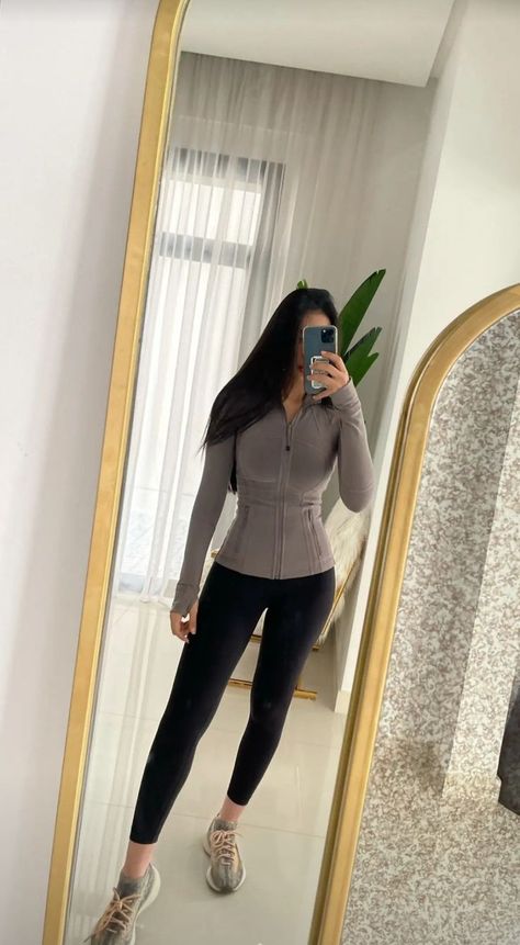 Modele Fitness, Gymwear Outfits, Gym Crush, Off Duty Outfits, Cute Workout Outfits, Fitness Wear Outfits, Cute Gym Outfits, Lululemon Define Jacket, Gym Clothes Women