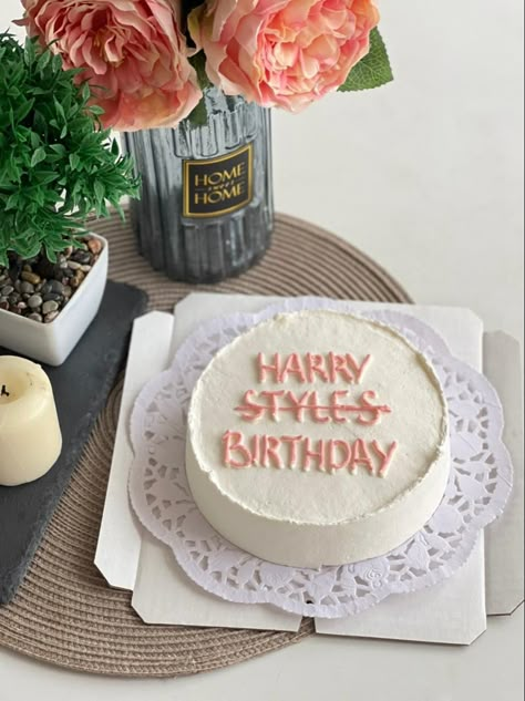 aesthetic white cake on a table Harry Birthday Cake, Harry Styles Birthday Cake Aesthetic, Birthday Cakes Harry Styles, Harry Styles Cake Aesthetic, Harry Styles Bday Cake, Harry Styles Cake Ideas, Harry Styles Cake Ideas Birthday, Harry Styles Inspired Cake, Harry Styles Birthday Party Ideas