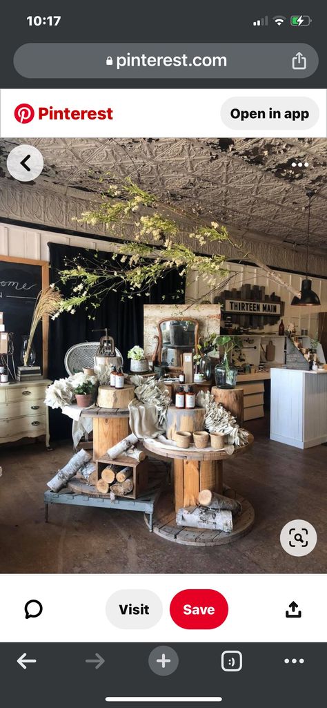 Boutique Store Displays, Gift Shop Displays, Garden Center Displays, Antique Booth Ideas, Flower Shop Design, Sitting Table, Store Design Boutique, Farm Store, Boutique Display