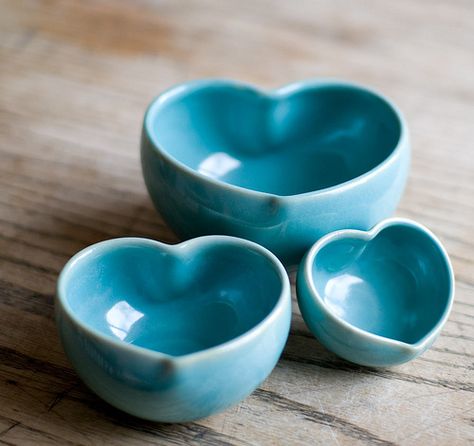 Valentine *** Kitchen Wishlist, Ceramic Hearts, Pretty Pottery, Heart Bowl, Heart Shaped Bowls, Diy Ceramic, Ceramic Heart, Clay Inspiration, I Love Heart